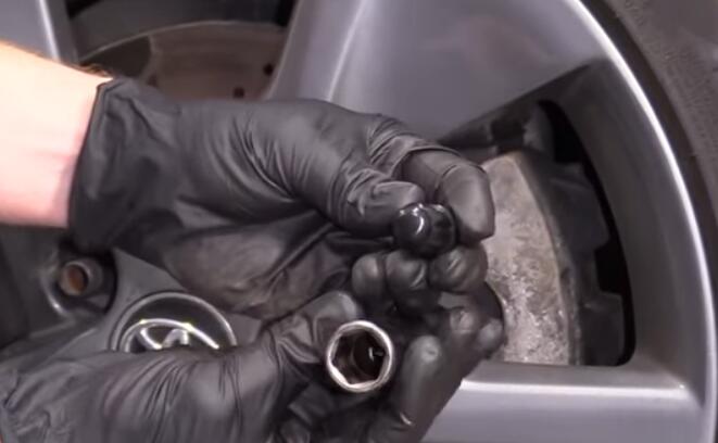 How-to-Remove-a-Locking-Lug-Nut-Without-the-Key-2
