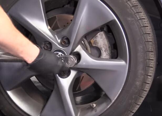 How-to-Remove-a-Locking-Lug-Nut-Without-the-Key-3